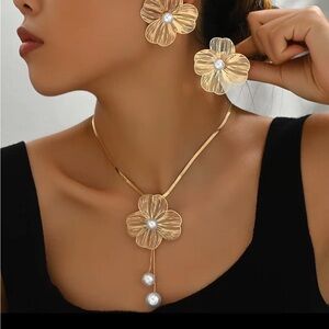 Elegant Gold Floral Necklace and Earring Set